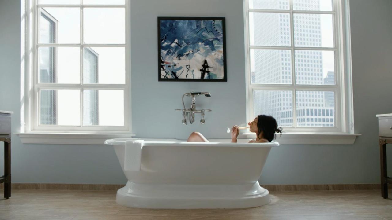 Corner Deluxe Suite with King Bed