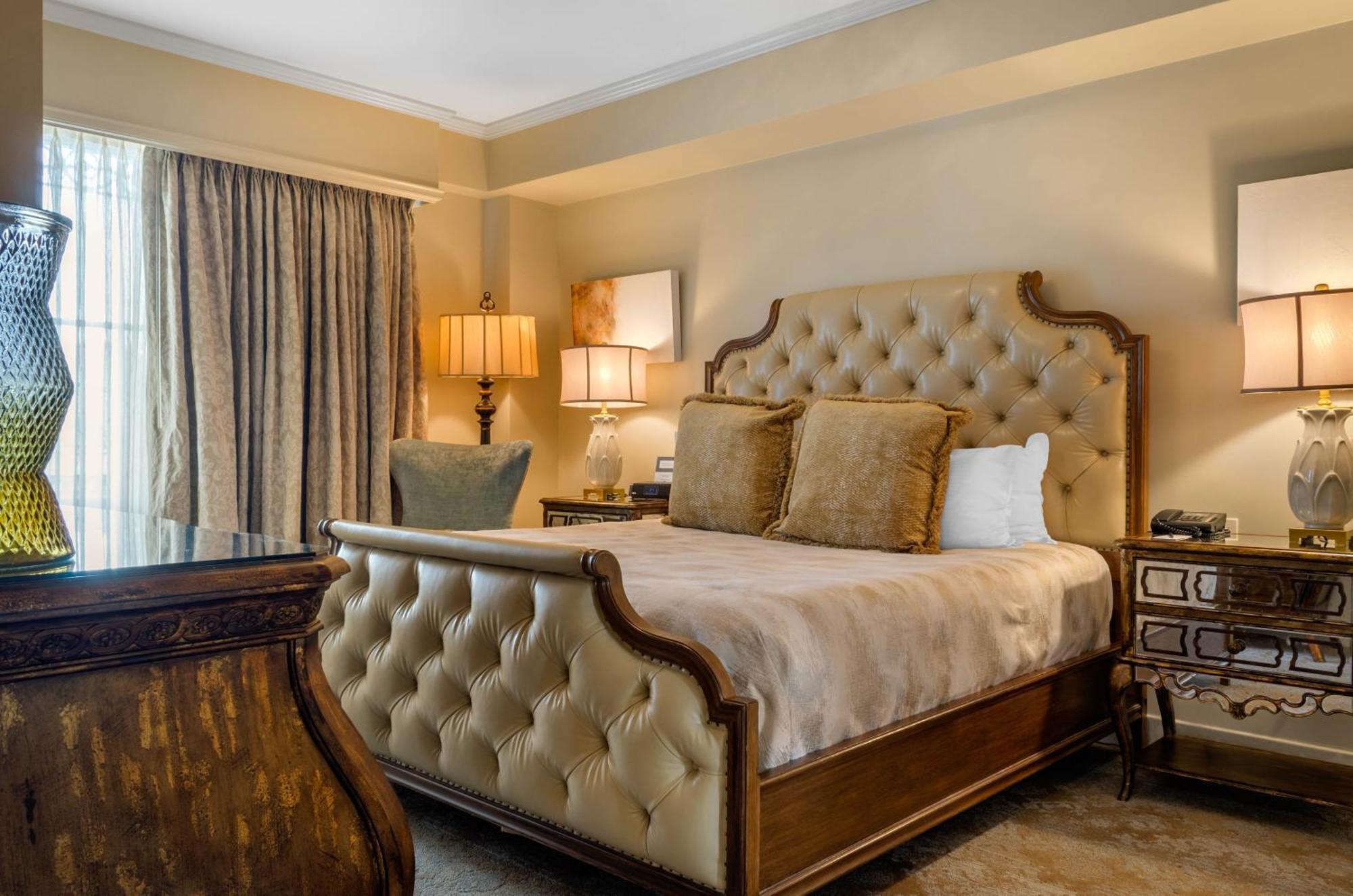 Luxury Royal Suite 1 King Bed
