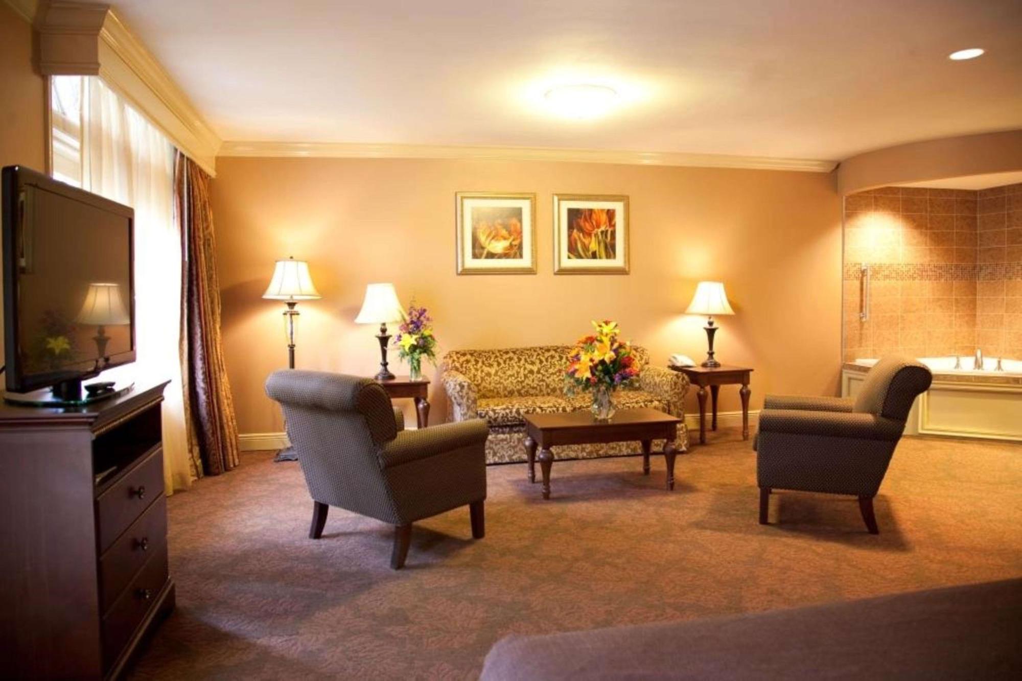 King Suite with Jetted Tub - Non-Smoking