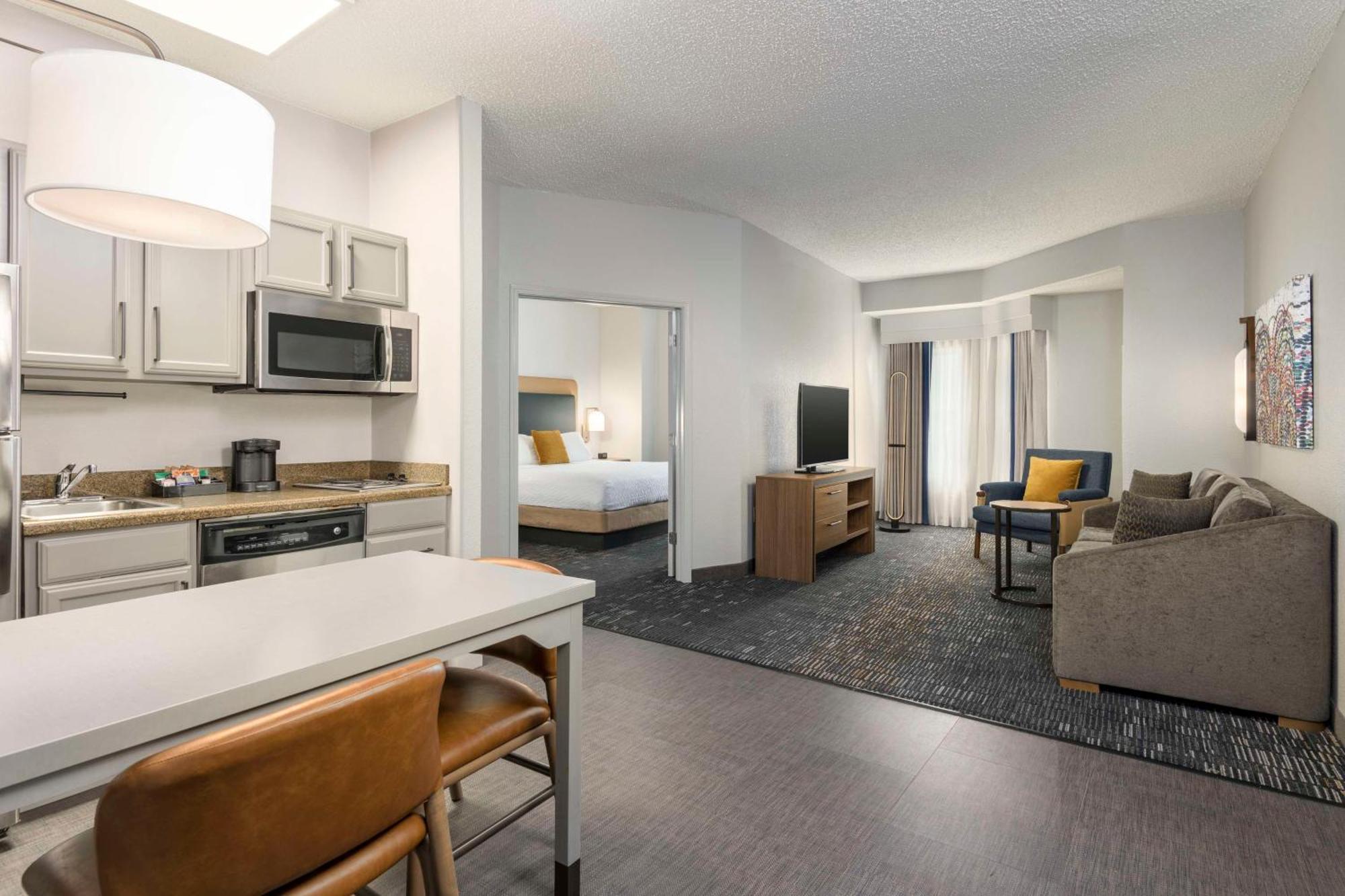 Two Bedroom Suite One King Two Queen Beds Non-Smoking,1548876208:JPEG