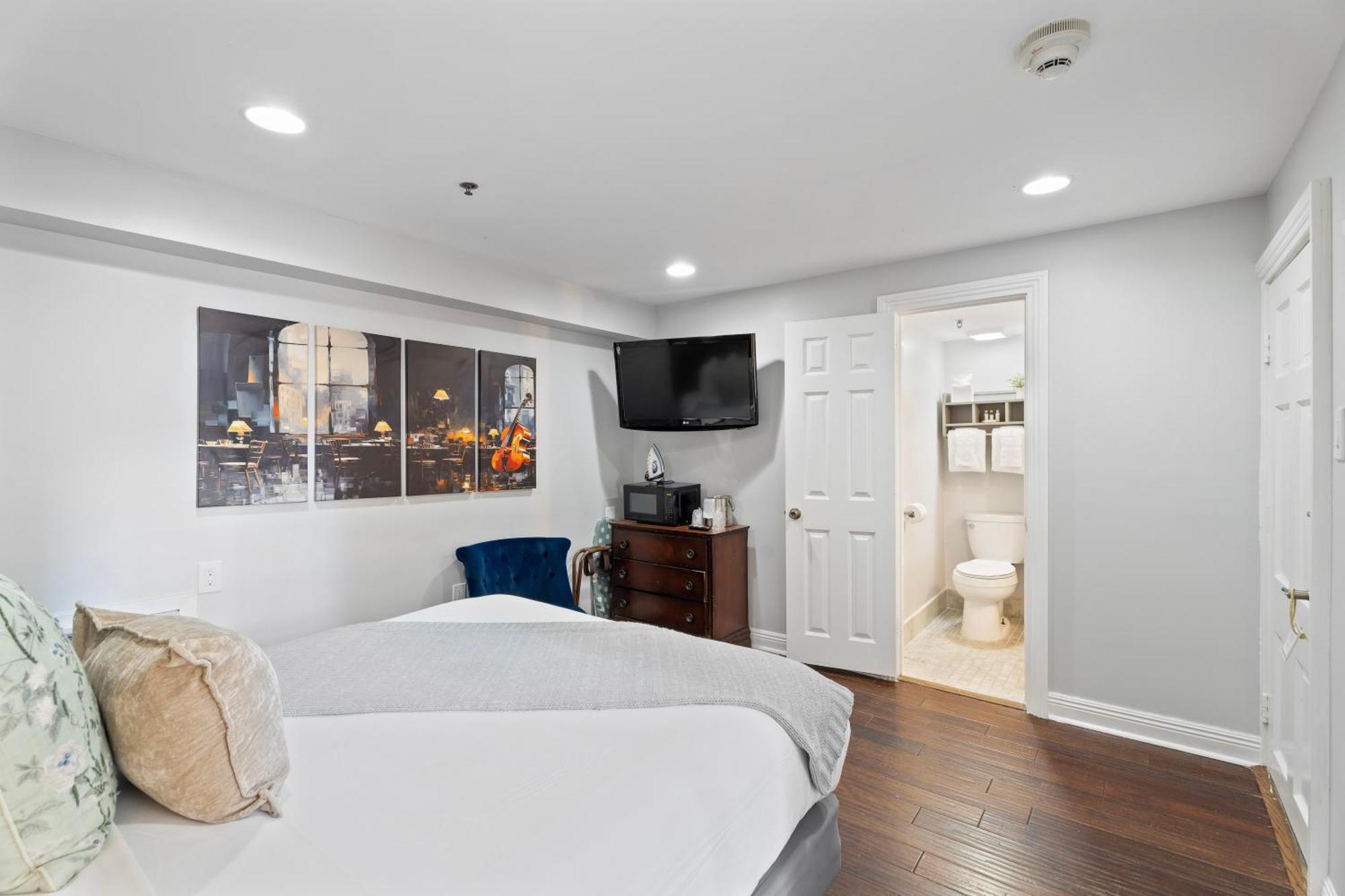 Standard Room One Queen Bed