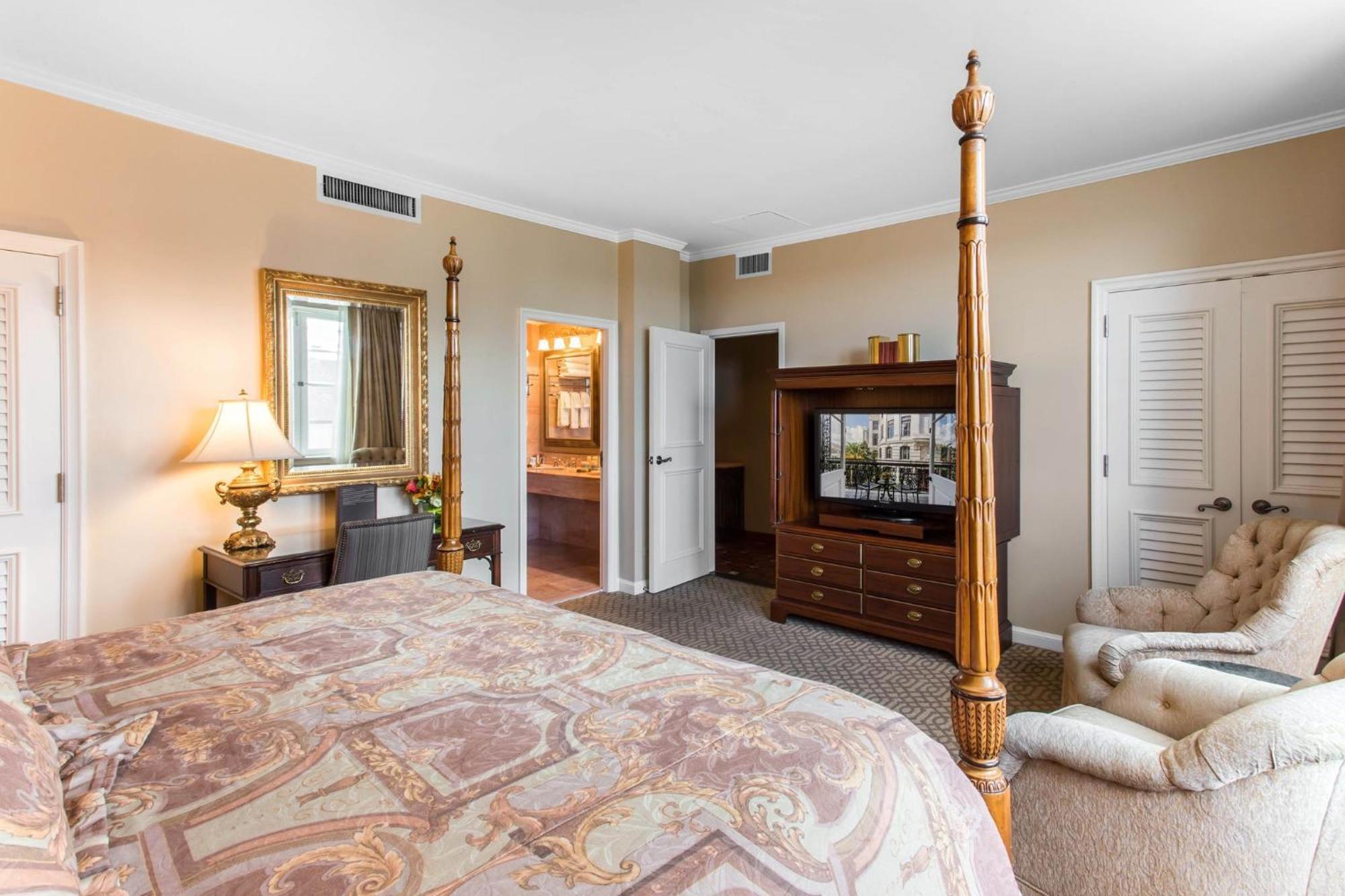 Luxury Penthouse Suite 1 King Bed